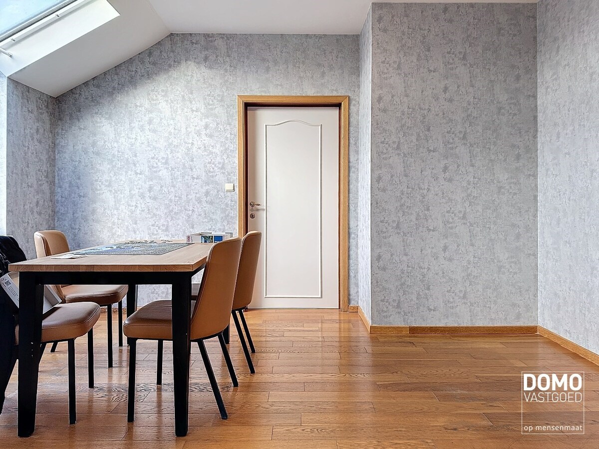 Ruime en instapklare assistentiewoning met zuidgericht terras, centraal gelegen in Kermt nabij Hasselt. 