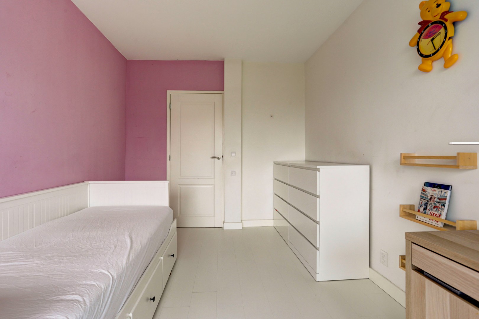 Instapklaar en verzorgd  3-(voorheen 4) kamer hoek- appartement op de tweede verdieping met 2 slaapkamers, 2 balkons, moderne keuken en is gelegen op eigen grond. 