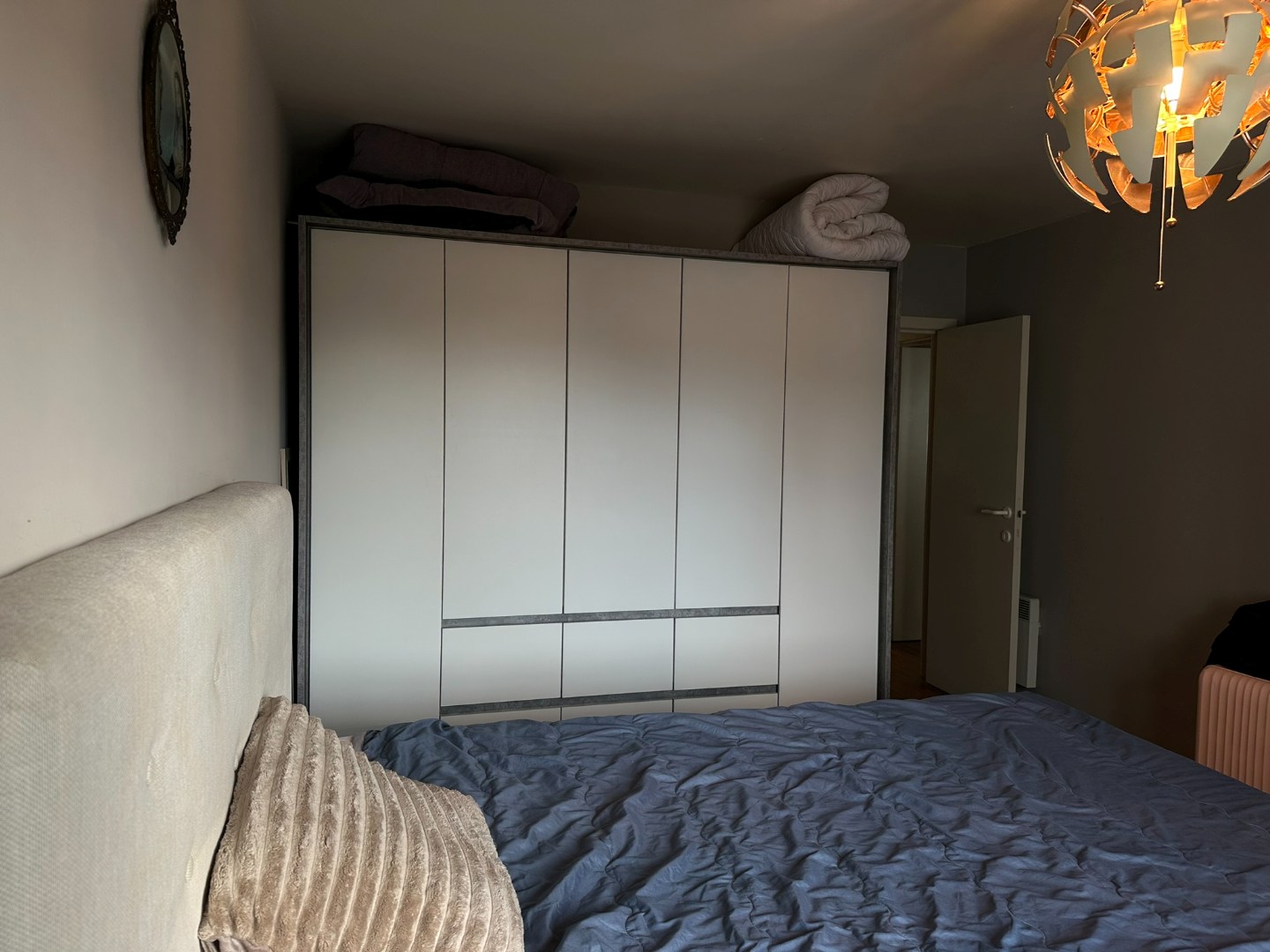 Gemeubeld appartement met twee slaapkamers en garage 