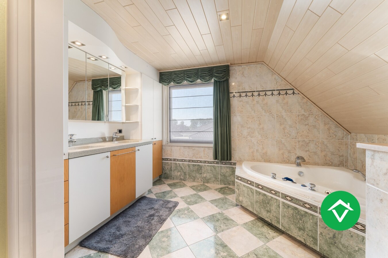 Ruime open bebouwing met 4 slaapkamers en 3 garages in Kortemark 