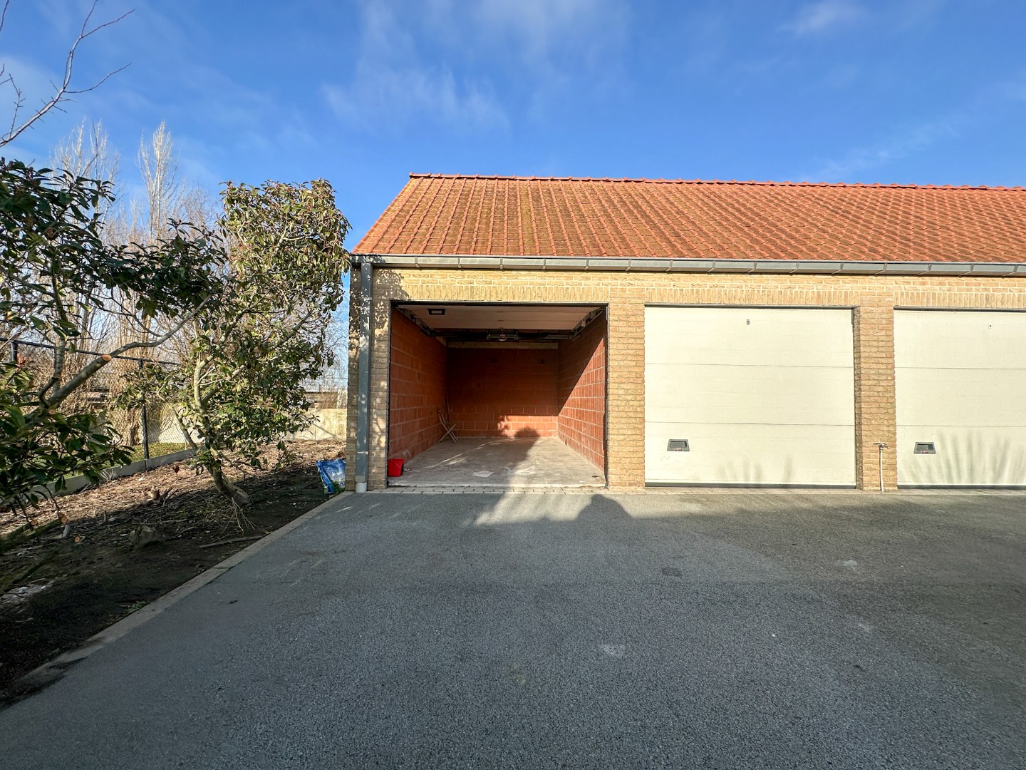 Lichtrijk gelijkvloers appartement met 2 slpk, garage en autostandplaats 