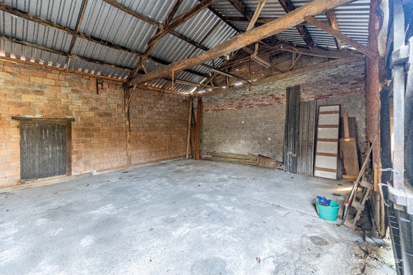 Renovatable farmhouse with stables and pastures on approximately 7 hectares in Hechtel-Eksel. 