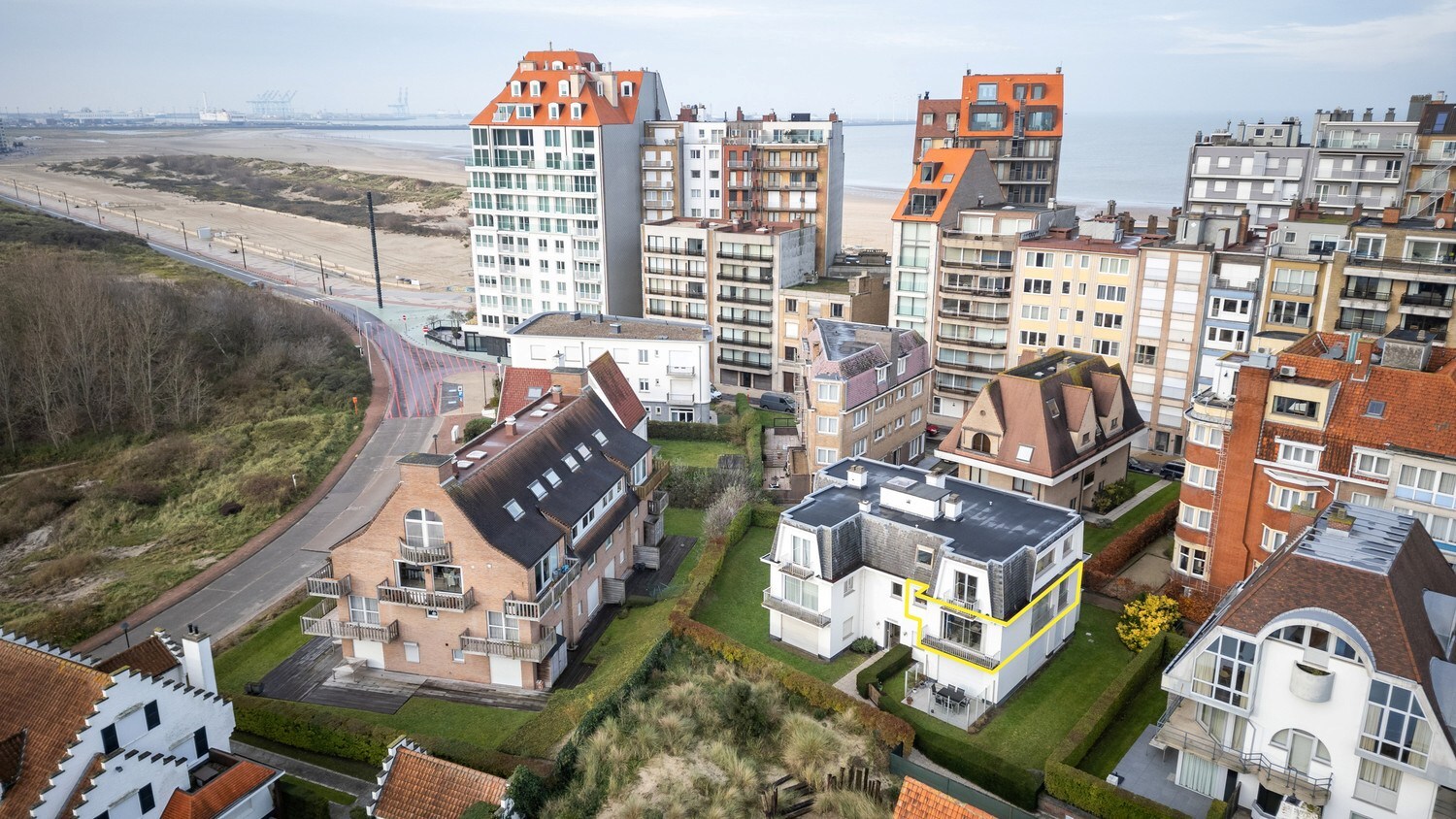 Volledig gerenoveerd hoekappartement met open zicht in exclusieve villaresidentie te Duinbergen 