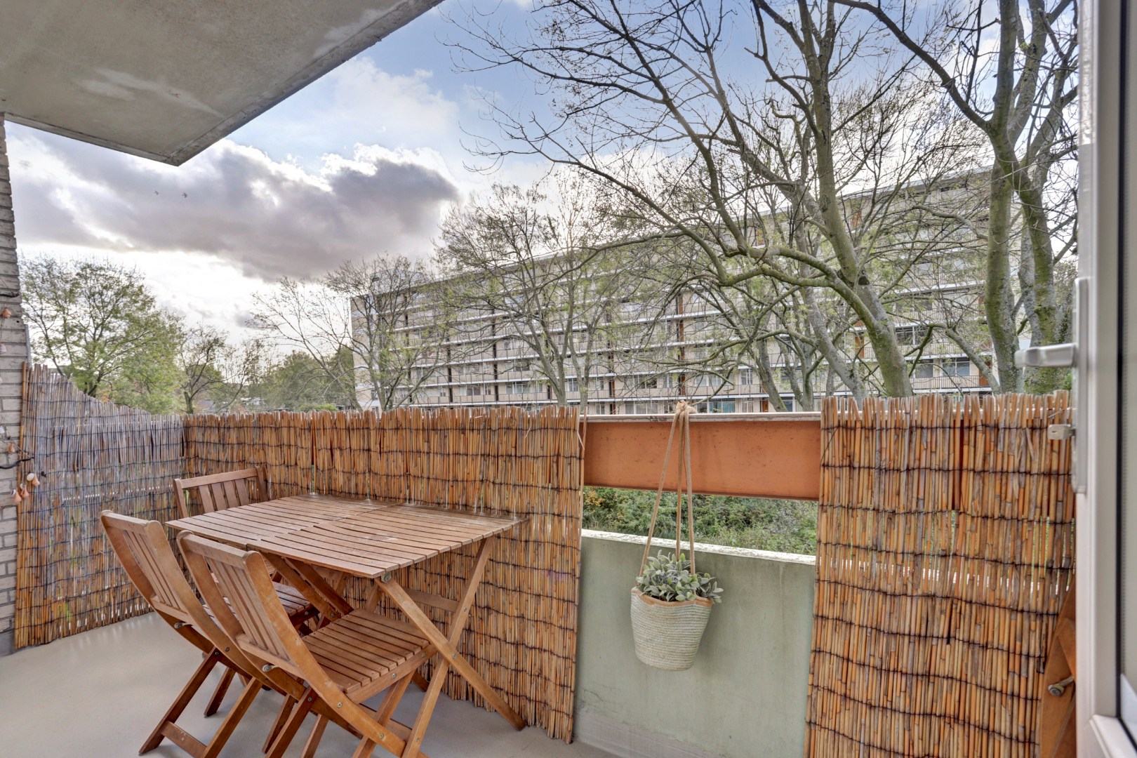 Comfortabel wonen in dit 3-kamer hoek appartement met een heerlijk balkon op het zonnige westen! 