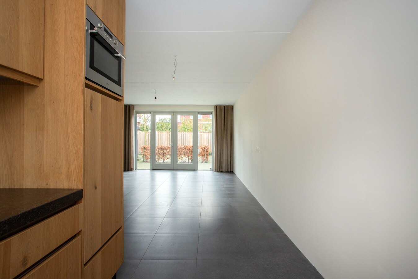 Moderne hoekwoning uit 2016 gelegen in een jonge en kindvriendelijke woonwijk in Lage Mierde. 