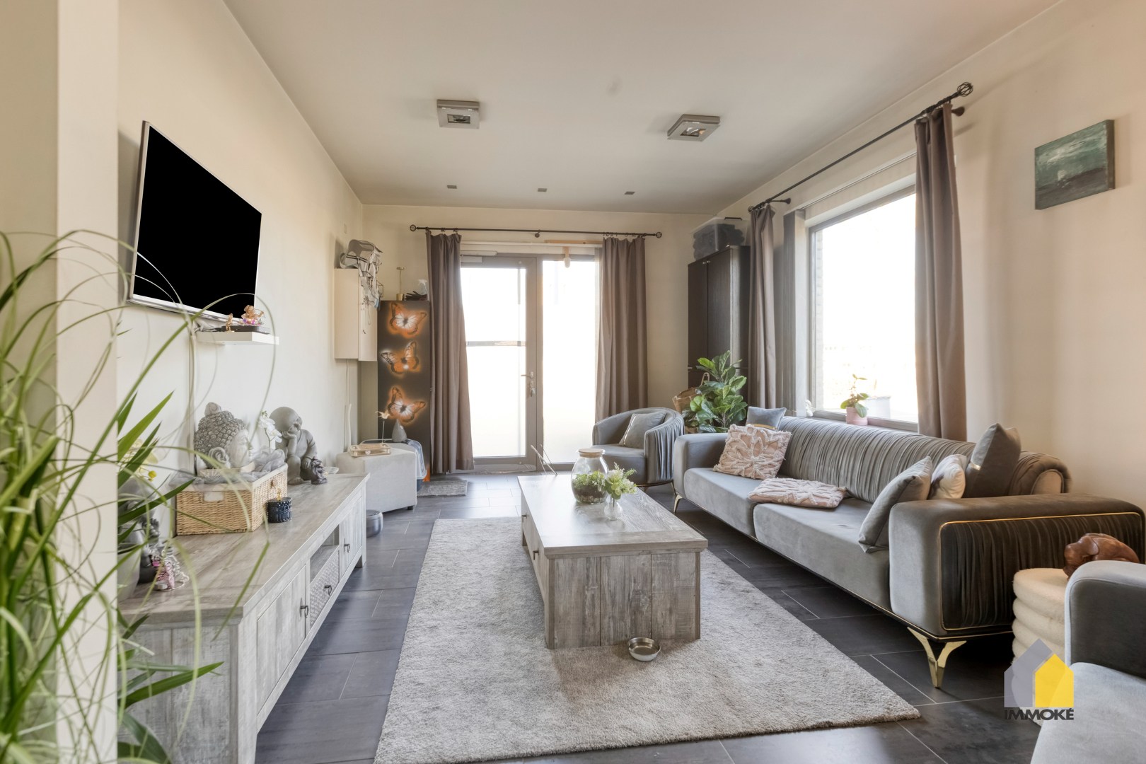 Gelijkvloers appartement (91 m²) in centrum met 1 slpk en parking. 