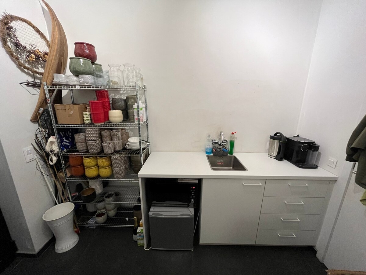 Gelijkvloers handelspand (winkel of kantoor). 