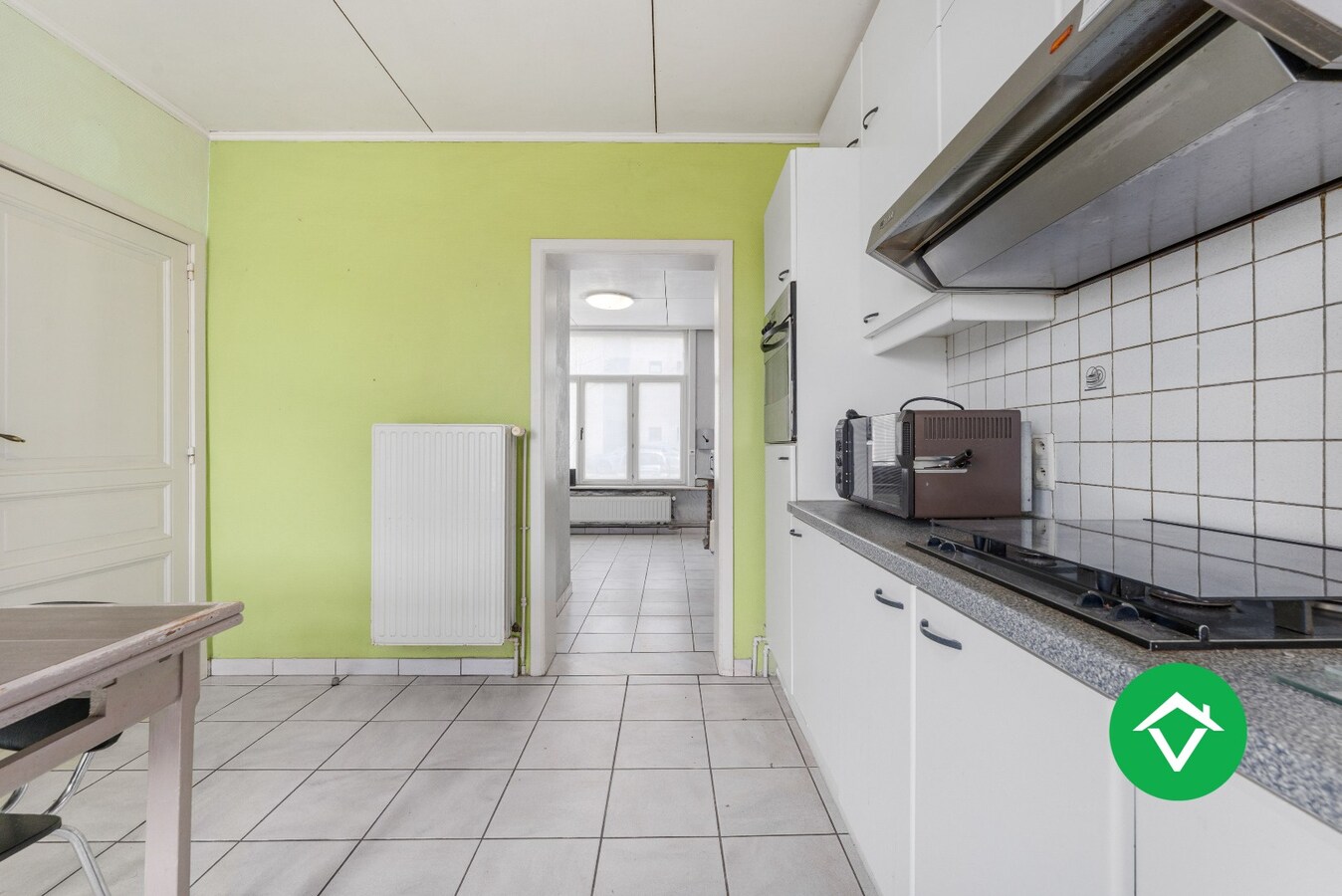 Ruim herenhuis met 4 slaapkamers en aparte garagebox in centrum Gistel 