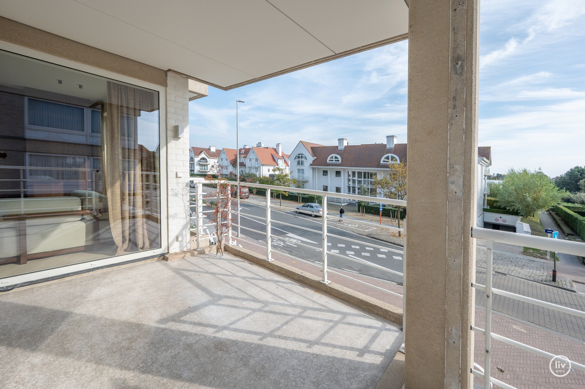 Volledig en subliem gerenoveerd zuid-west georiënteerd hoekappartement in een prestigieuze villaresidentie in het hart van het Zoute. 