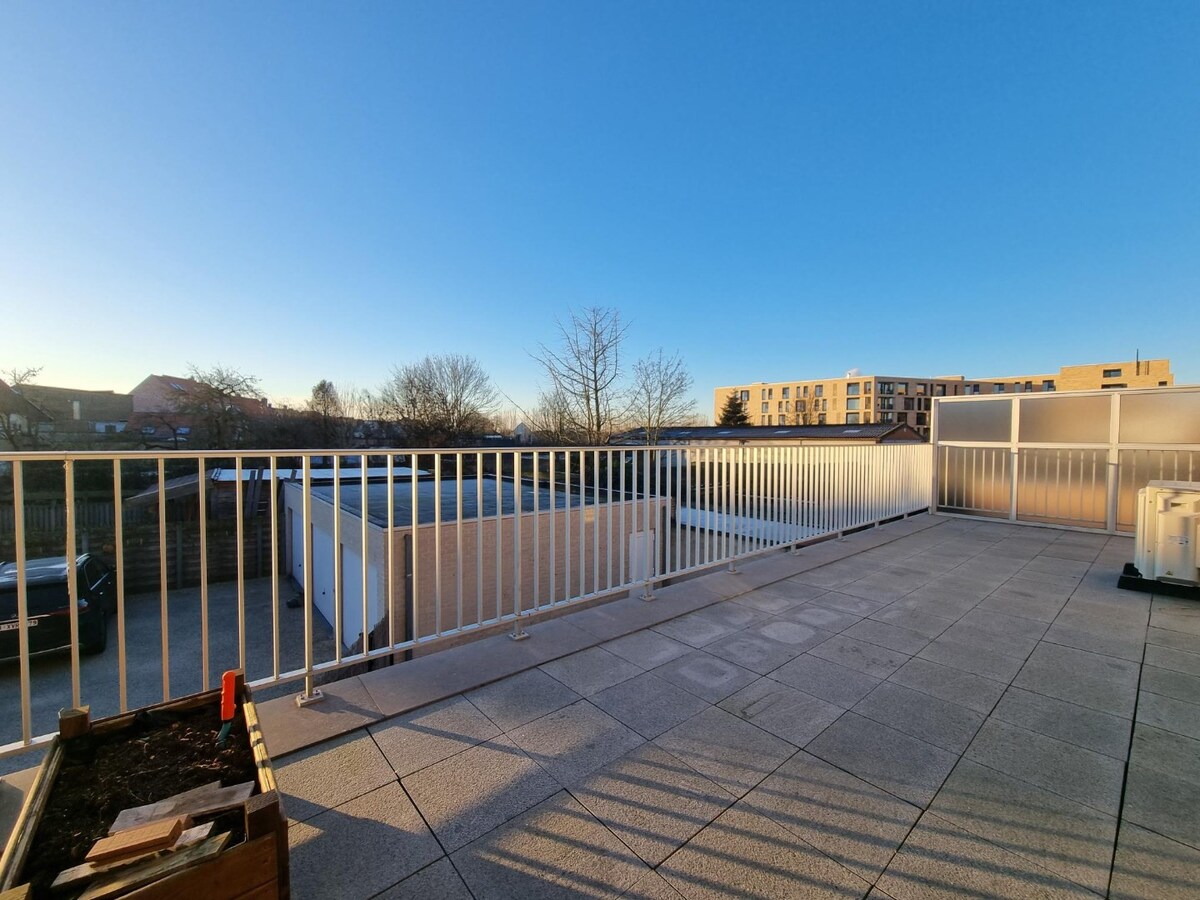 Zeer ruim, breed en lichtrijk woonappartement met groot zongericht terras 