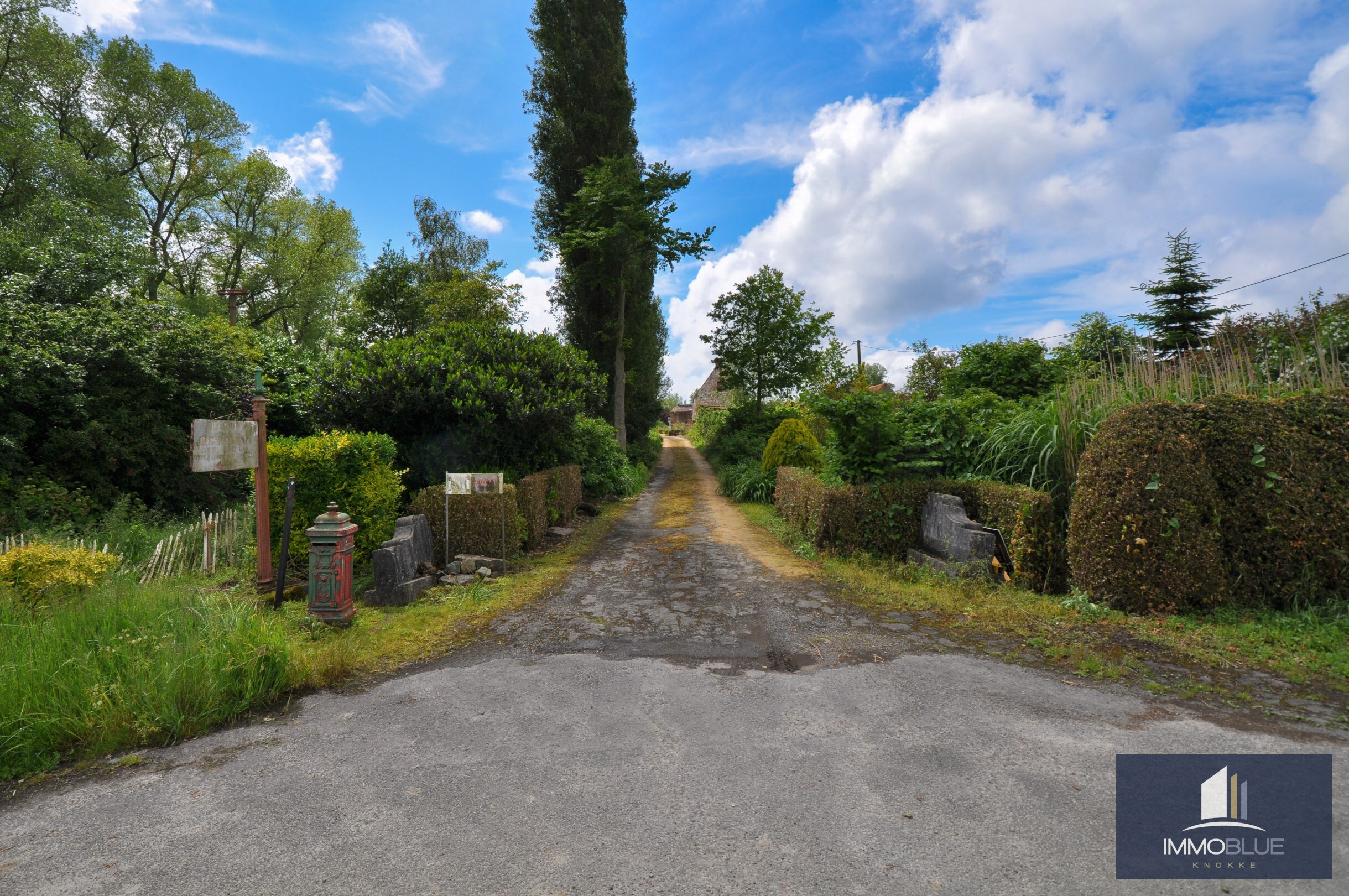 Idyllisch gelegen, te renoveren uniek eigendom te koop op enkele minuten van Knokke. 