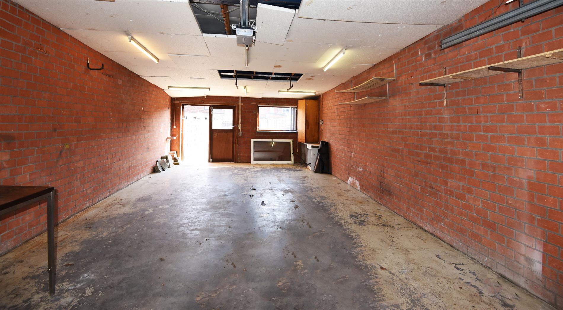 Op te frissen woning met 2 slpks, garage (55m²) en tuin te Balgerhoeke 