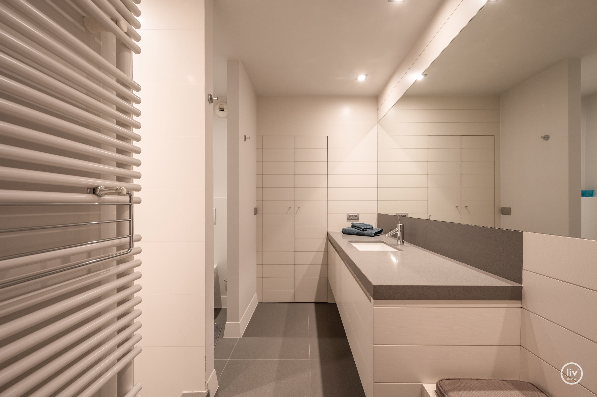 Récente mezzanine de 292 m2 située au centre avec de grandes terrasses, située dans la Vanbunnenlaan à Knokke. 