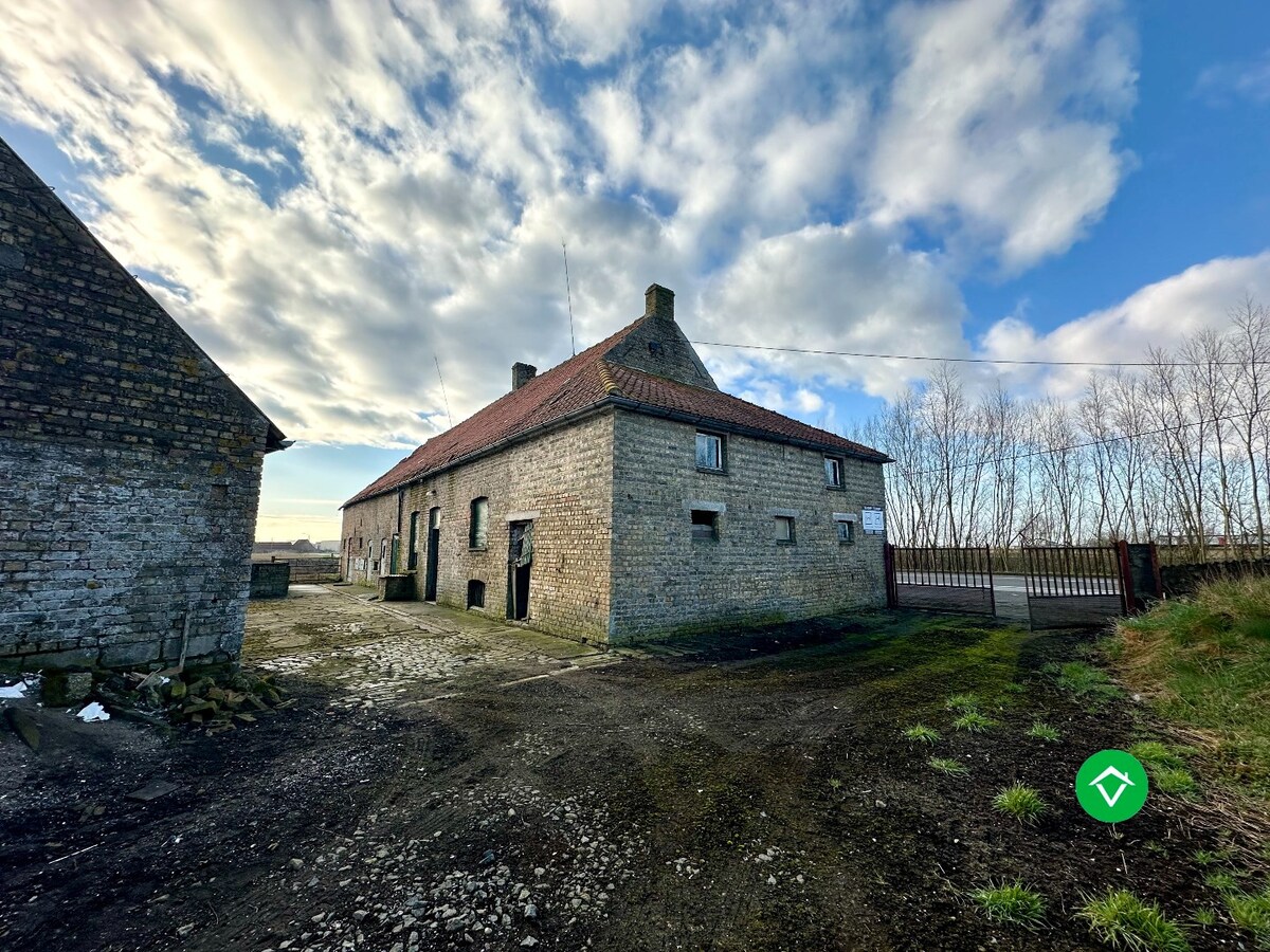 Te herbouwen of te slopen hoeve op ruim perceel in landelijke omgeving 