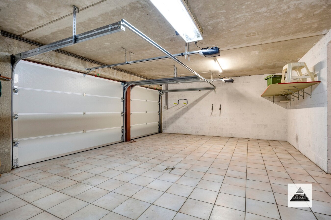 Appartement (175 m²) met 3 slaapkamers, terras (25 m²), 2 badk., 2 garages, berging. 1e verdiep (lift). 