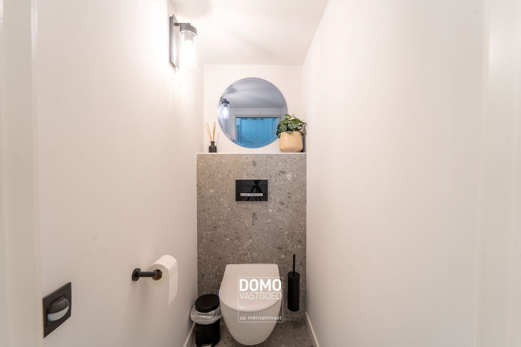 VOLLEDIG GERENOVEERDE OPEN BEBOUWING MET 4 SLAAPKAMERS EN GARAGE 