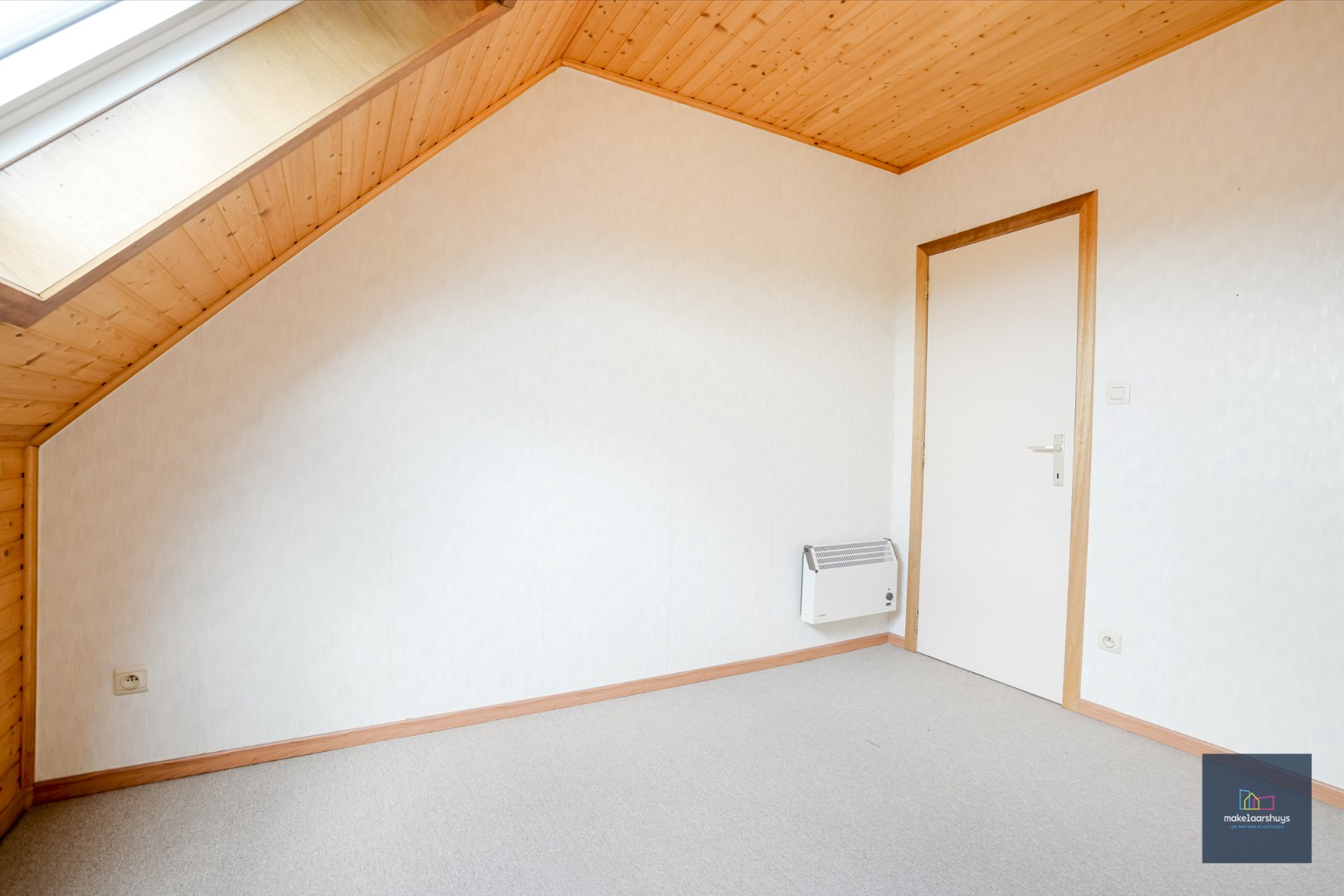 Verzorgde woning in rij met tuin en dubbele garage 