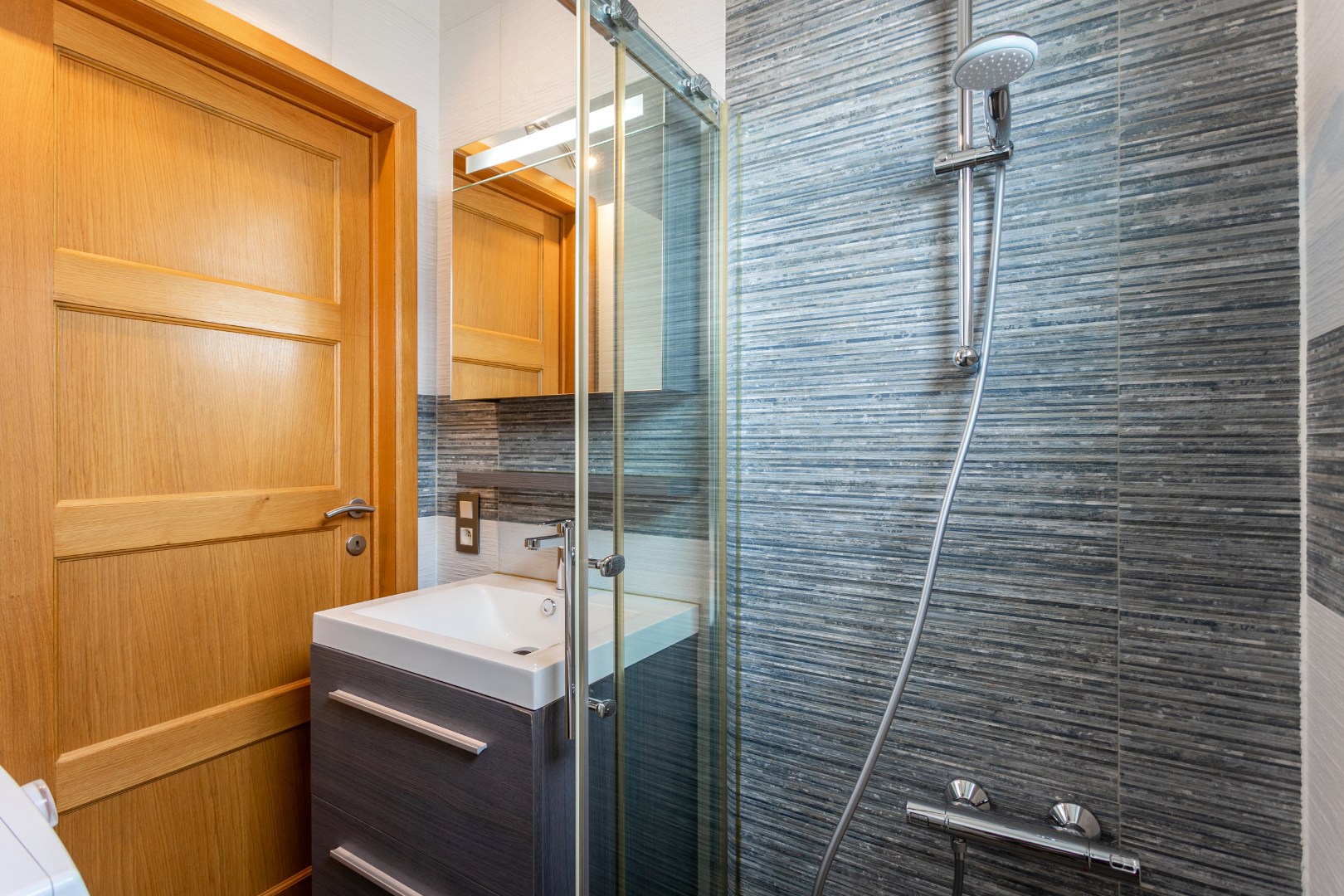 Gerenoveerd appartement met 2 slaapkamers, 2 terrassen en 2 garageboxen 