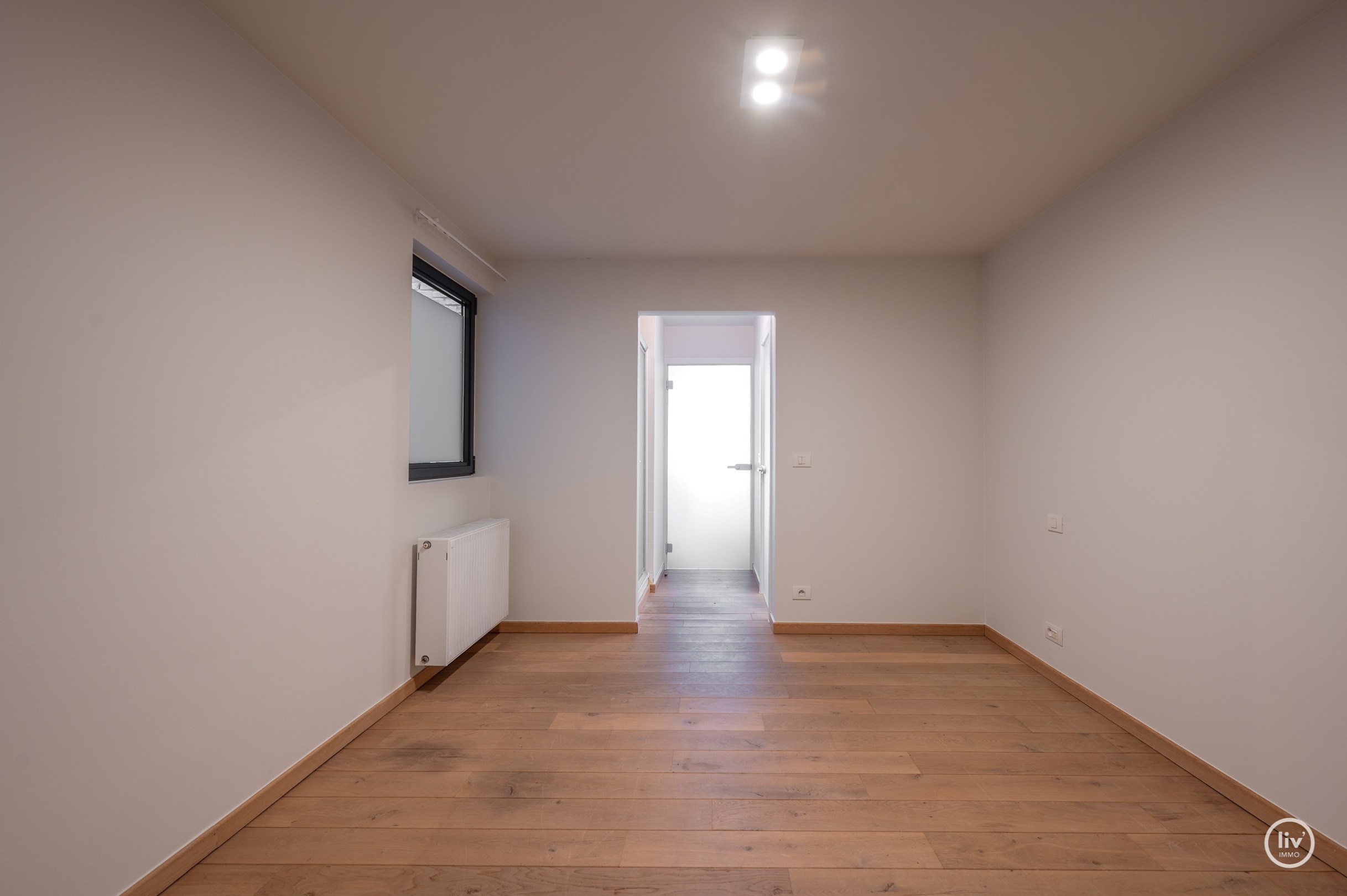 Dit charmante appartement onderscheidt zich door een uitzonderlijke gevelbreedte van maar liefst 9 meter en een ideale oriëntatie aan de zonnekant van de Lippenslaan. 