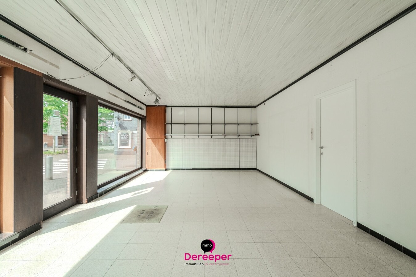 Commercieel pand met showroom, atelier, opslagplaatsen en woonst op toplocatie 