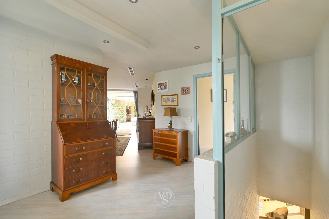Ruim handelspand met penthouse in villastijl 