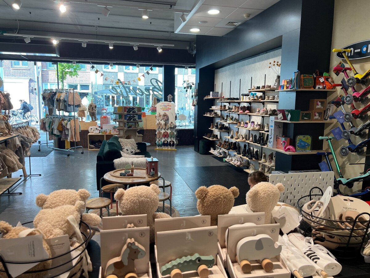 Verhuurde winkelruimte te koop in centrum Bladel. Ideaal als beleggingsobject! 