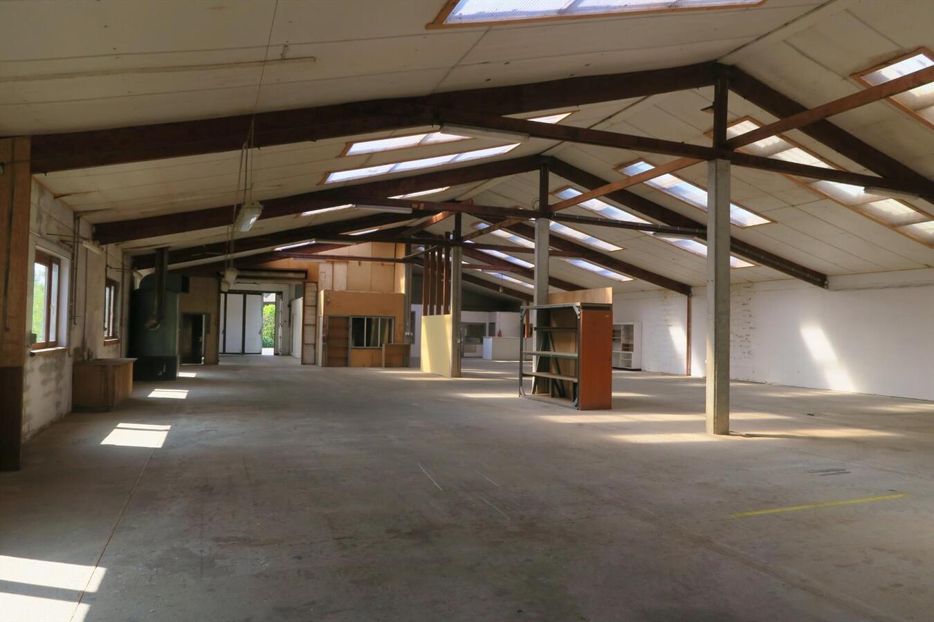 Atelier van 950 m² op verbindingsweg Ieper - Diksmuide 