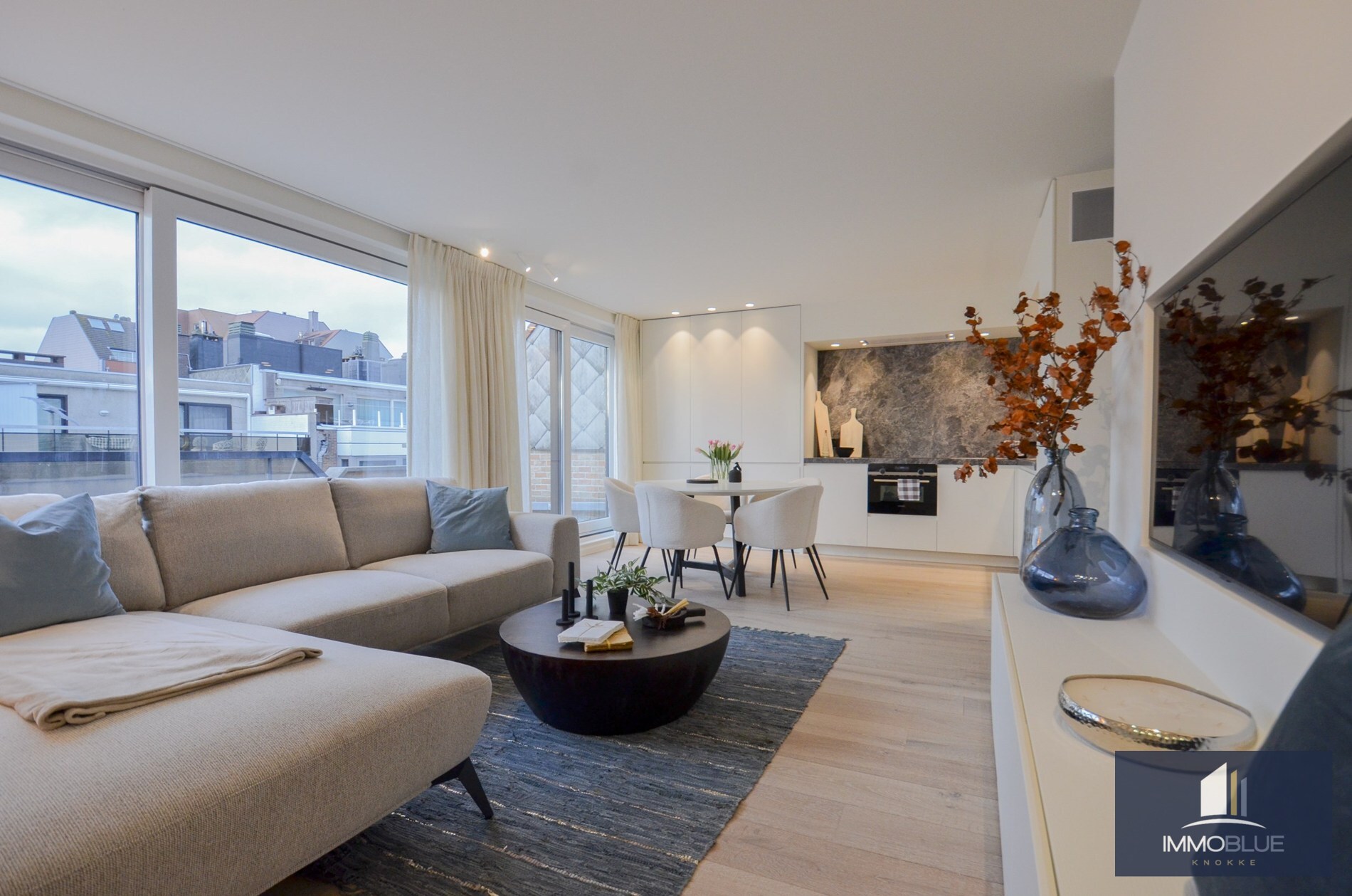 Penthouse entièrement rénové avec deux terrasses spacieuses (+/- 50 m²) situé à deux pas de la mer. 