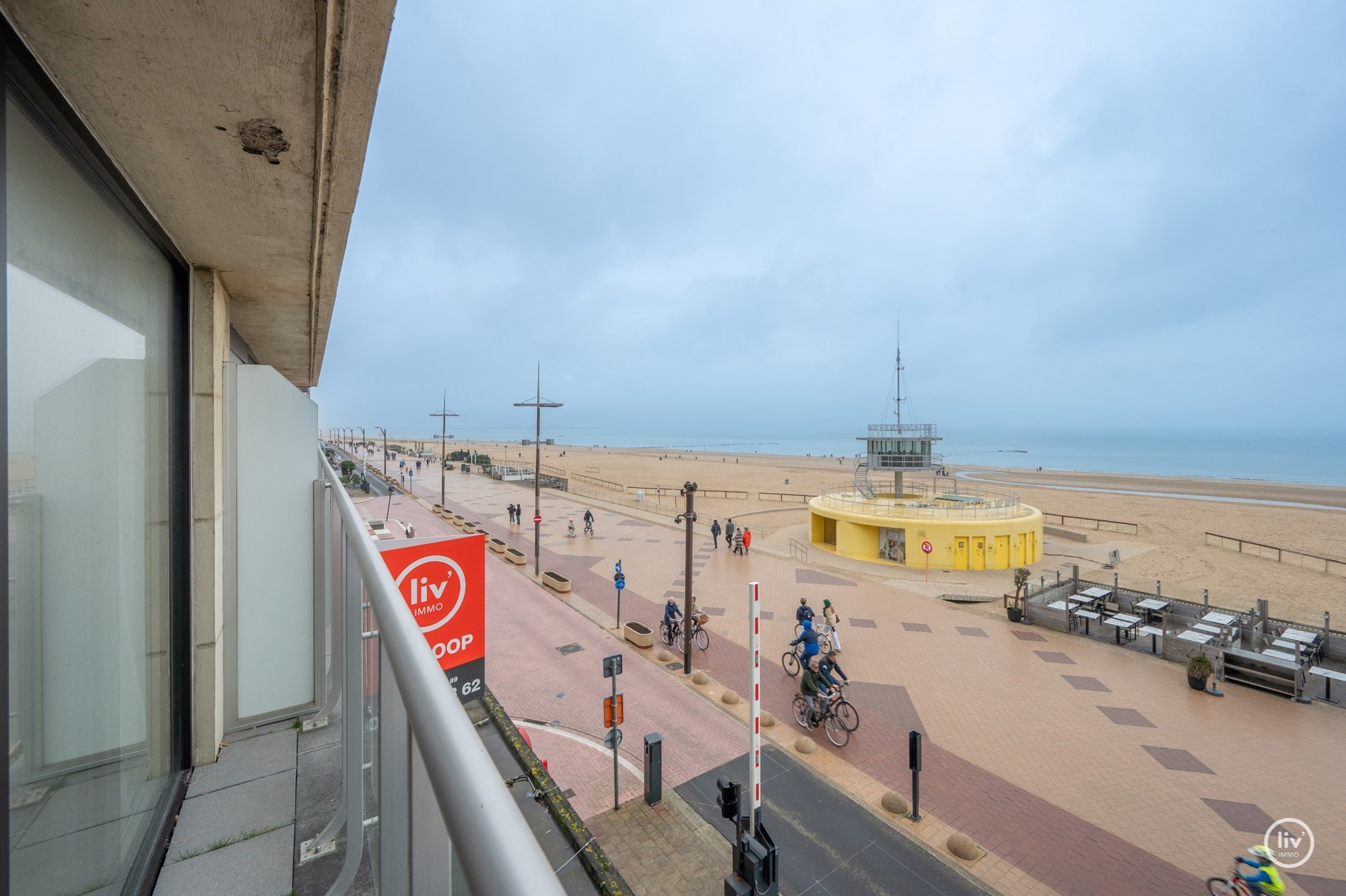 Appartement magnifiquement rénové avec vue frontale sur la mer situé sur la place de la tour de lumière à Knokke. 