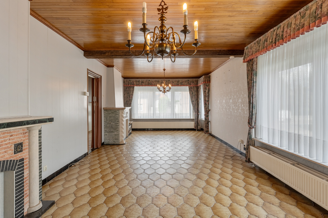 Op te frissen, halfvrijstaande gelijkvloerse woning gelegen in een rustige omgeving op 8a58ca. 