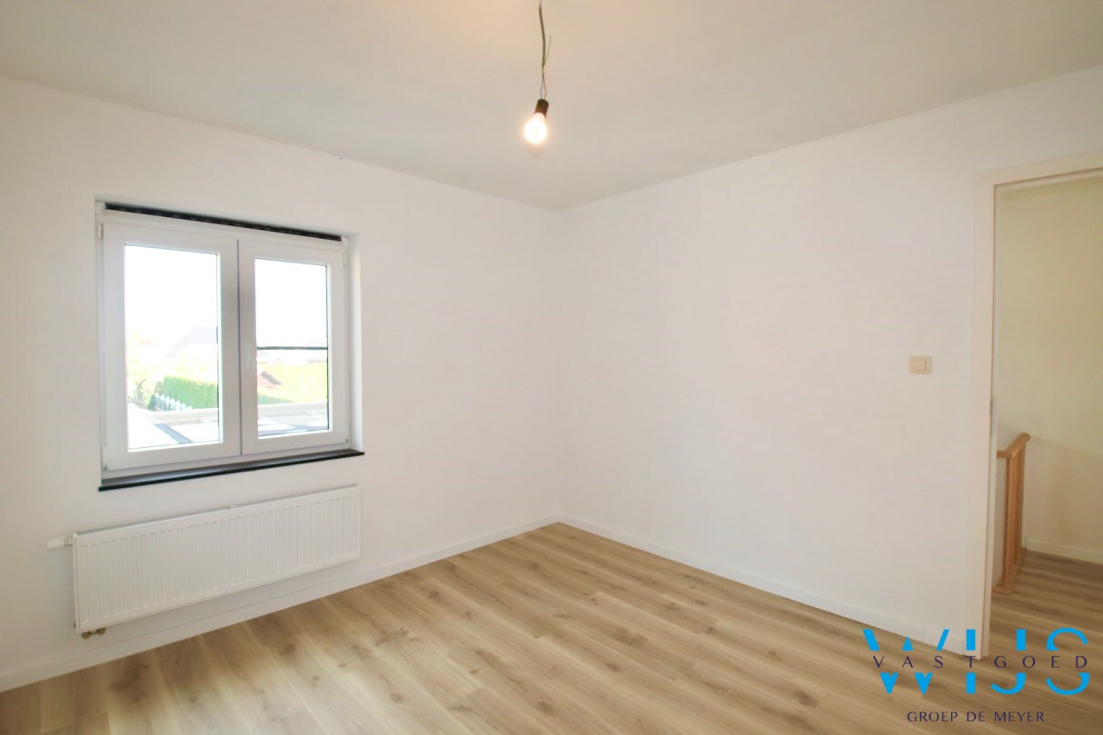 Volledig gerenoveerd woonhuis op 750m² in hartje Ertvelde ! 