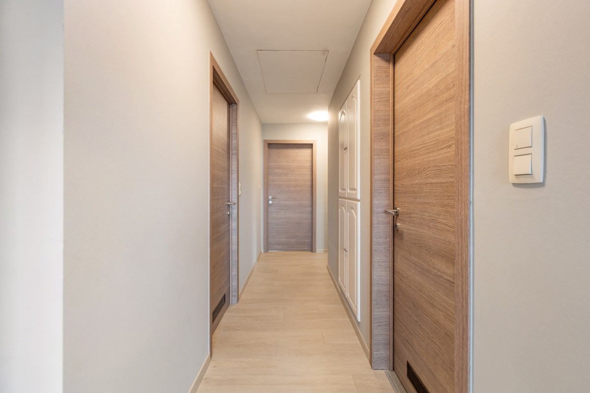 Instapklare villa met 3 slaapkamers, kantoor en garages 