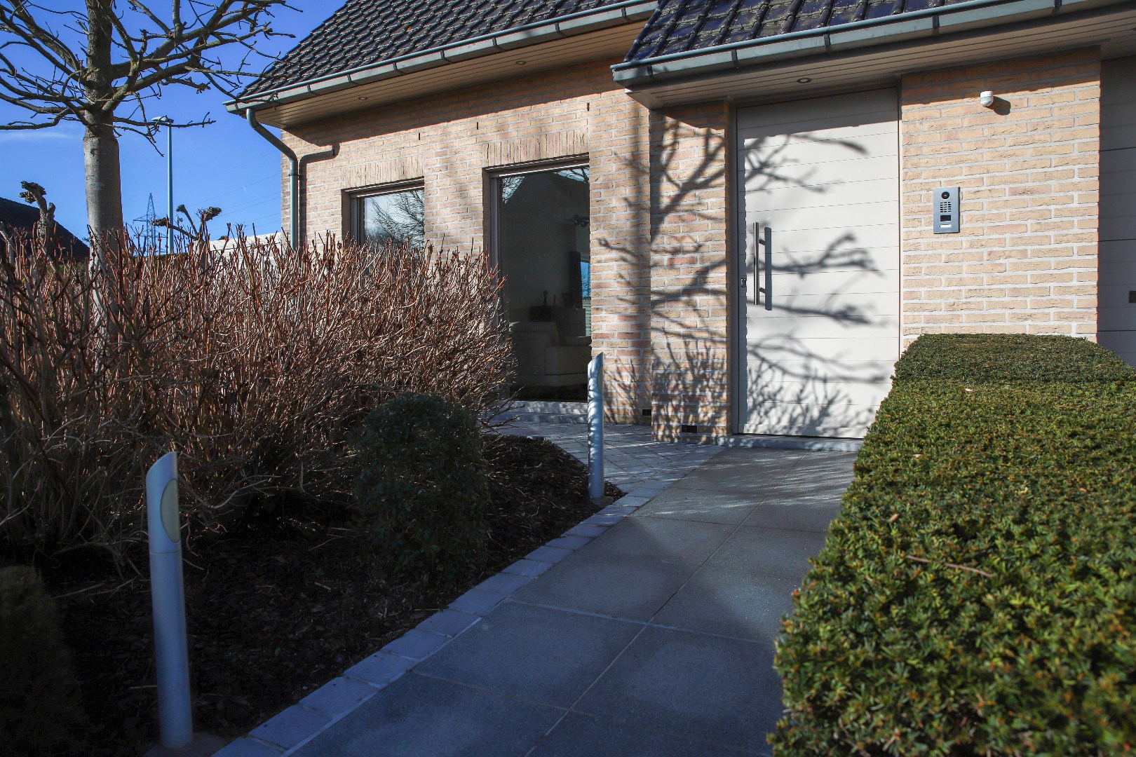 Prachtige alleenstaande woning met garage, carport en tuin op 648m² 