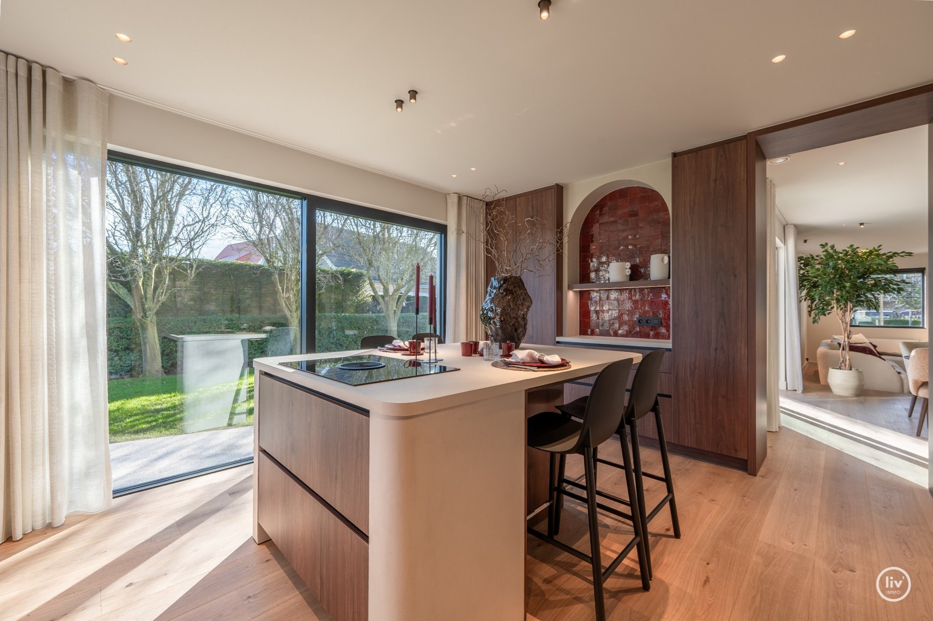 Magnifique villa rénovée, située sur un grand terrain de 1365 m2 dans un quartier résidentiel de villas, à proximité du centre de Knokke. 