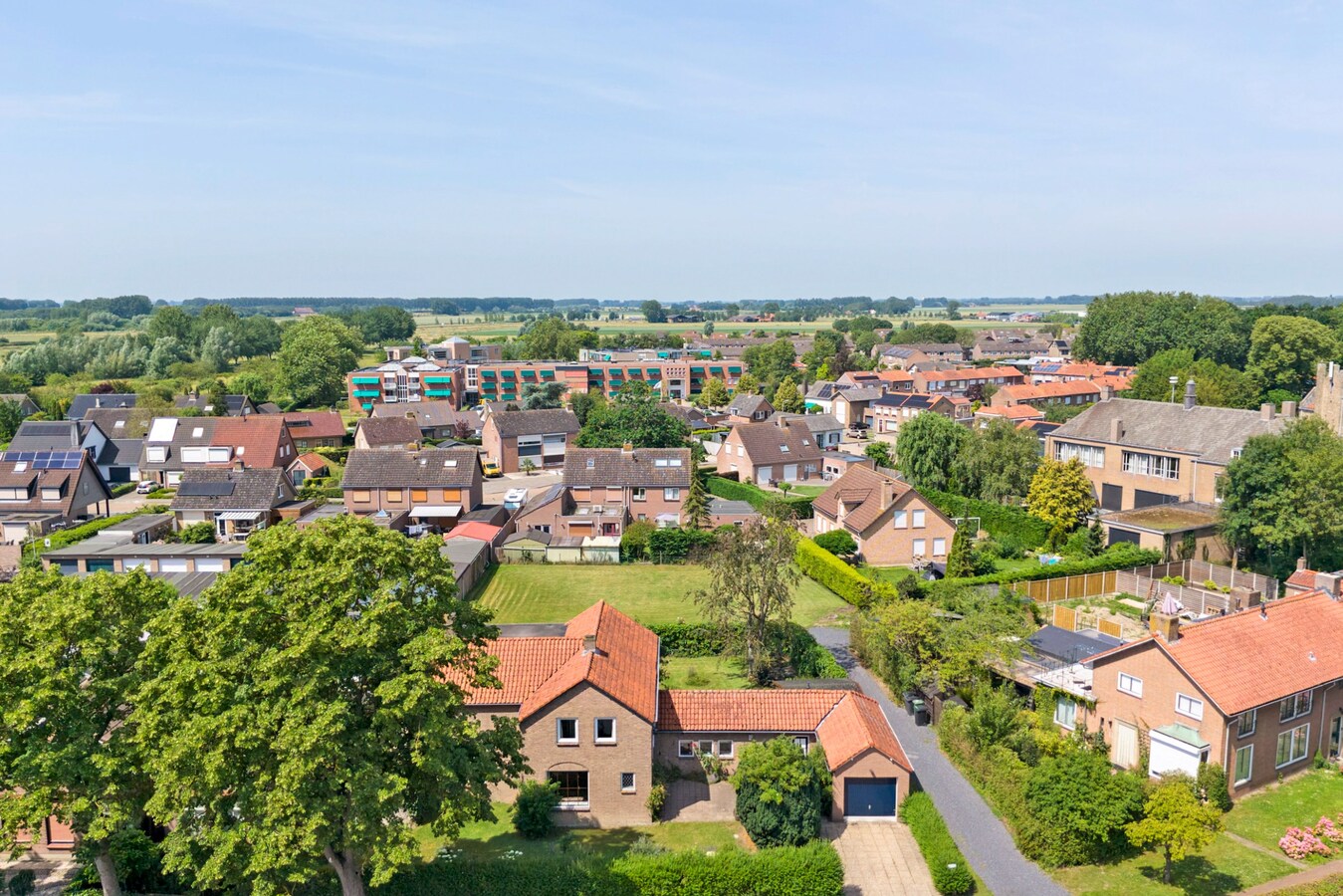 Vrijstaande woning met vijf slaapkamers, garage en royale tuin 