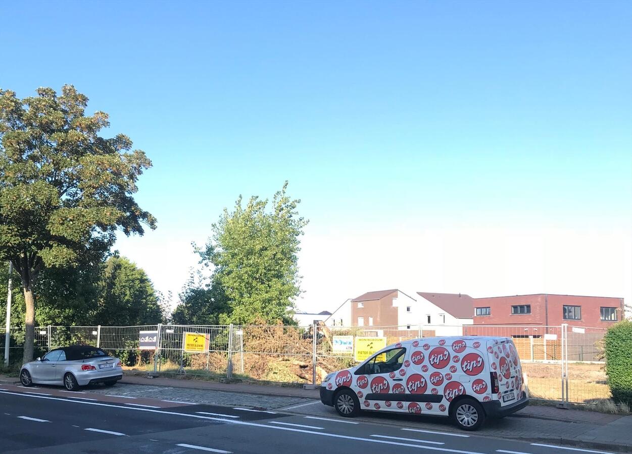 MAGNIFIEKE HALF OPEN BEBOUWING MET GROTE TUIN IN KLEINSCHALIGE VERKAVELING BREDENE 