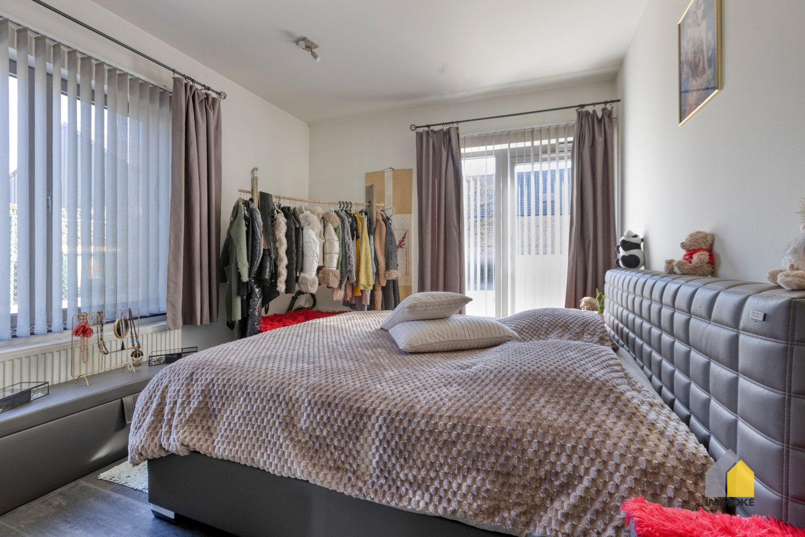 Gelijkvloers appartement (91 m²) in centrum met 1 slpk en parking. 