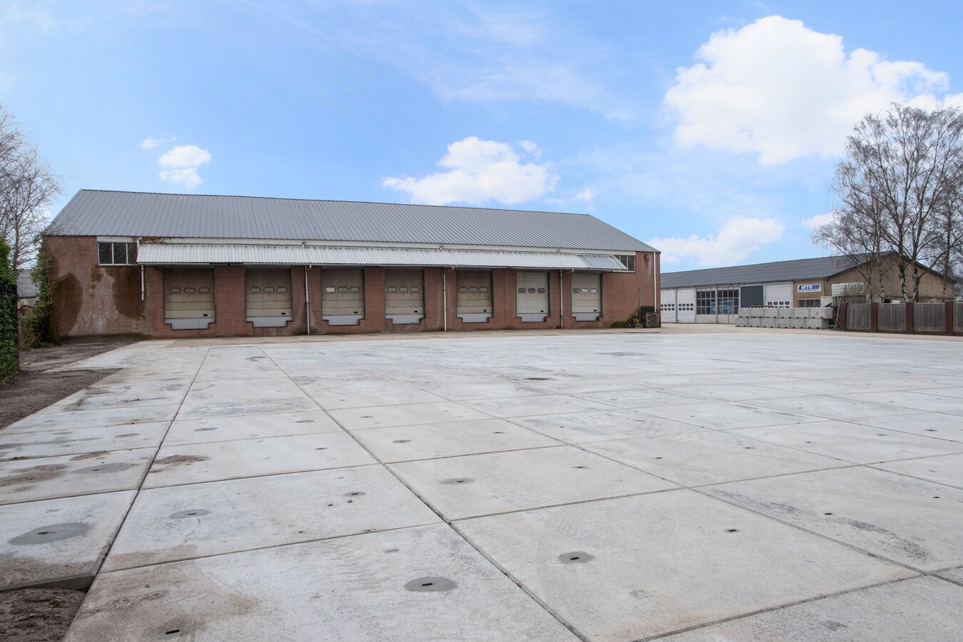 Te huur: “Opslag/overslaghal met buiten terrein”  aan de Rijt 31 te Luyksgestel, voorheen van KLG met buitenterrein. 