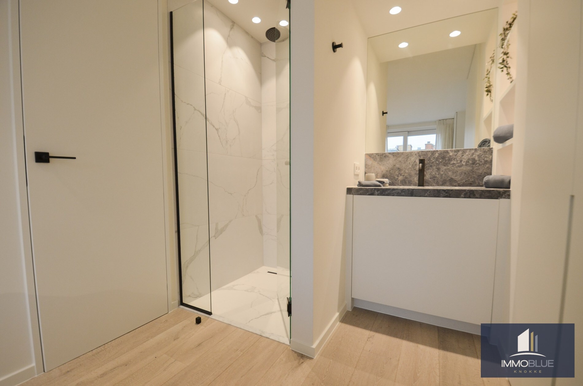 Penthouse entièrement rénové avec deux terrasses spacieuses (+/- 50 m²) situé à deux pas de la mer. 