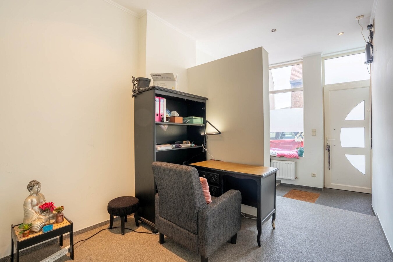 Een knusse rijwoning met tuintje en 3 slaapkamers, gelegen pal in het centrum van Maaseik. 