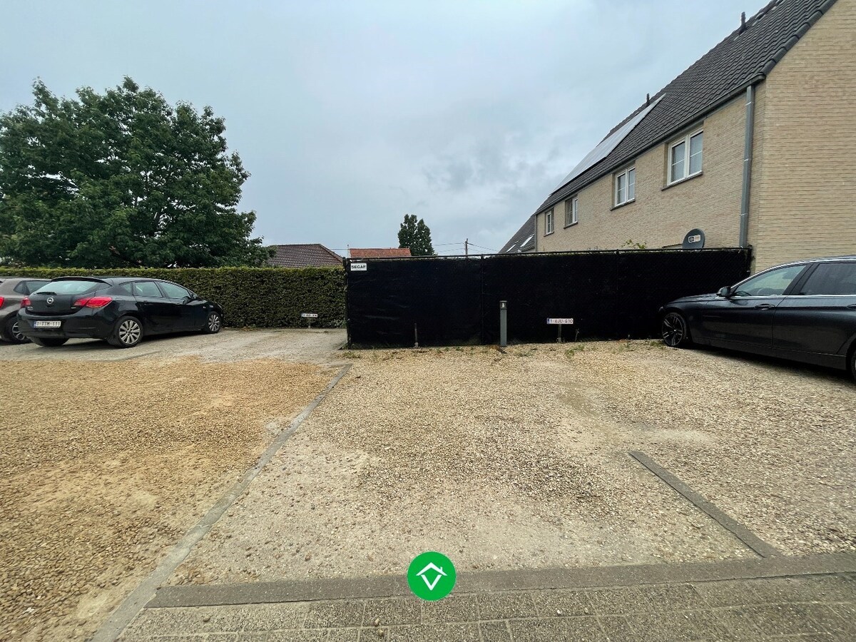 Rustig gelegen duplex appartement met 2 slaapkamers en autostaanplaats te Lichtervelde VRIJ 1/08/2026 