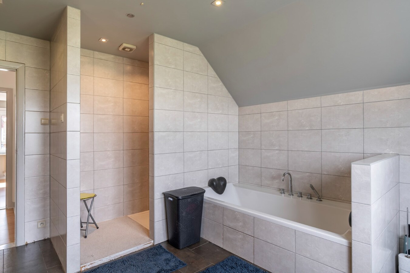 Ruime woning met 4 slaapkamers op een zeer ruim perceel. 