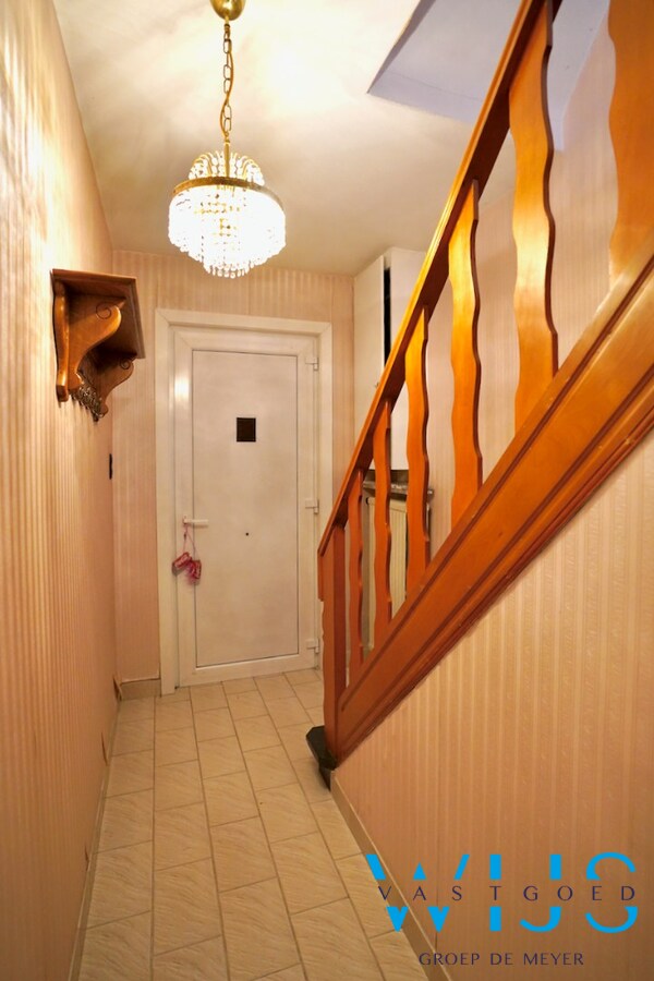 Halfopen bebouwing met vernieuwd dak en topligging in hartje Evergem ! 