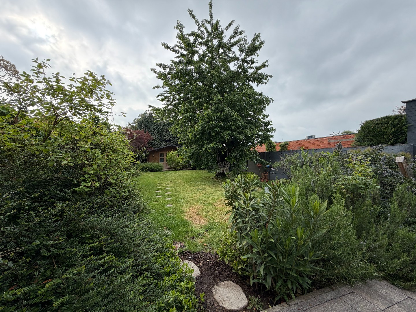 Charmante instapklare woning met 2 slpk. aan de vaart in Schoten nabij het centrum. 