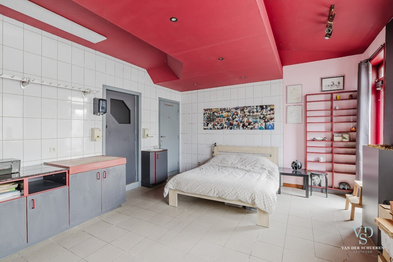 Ruime woning met atelier / garage. 