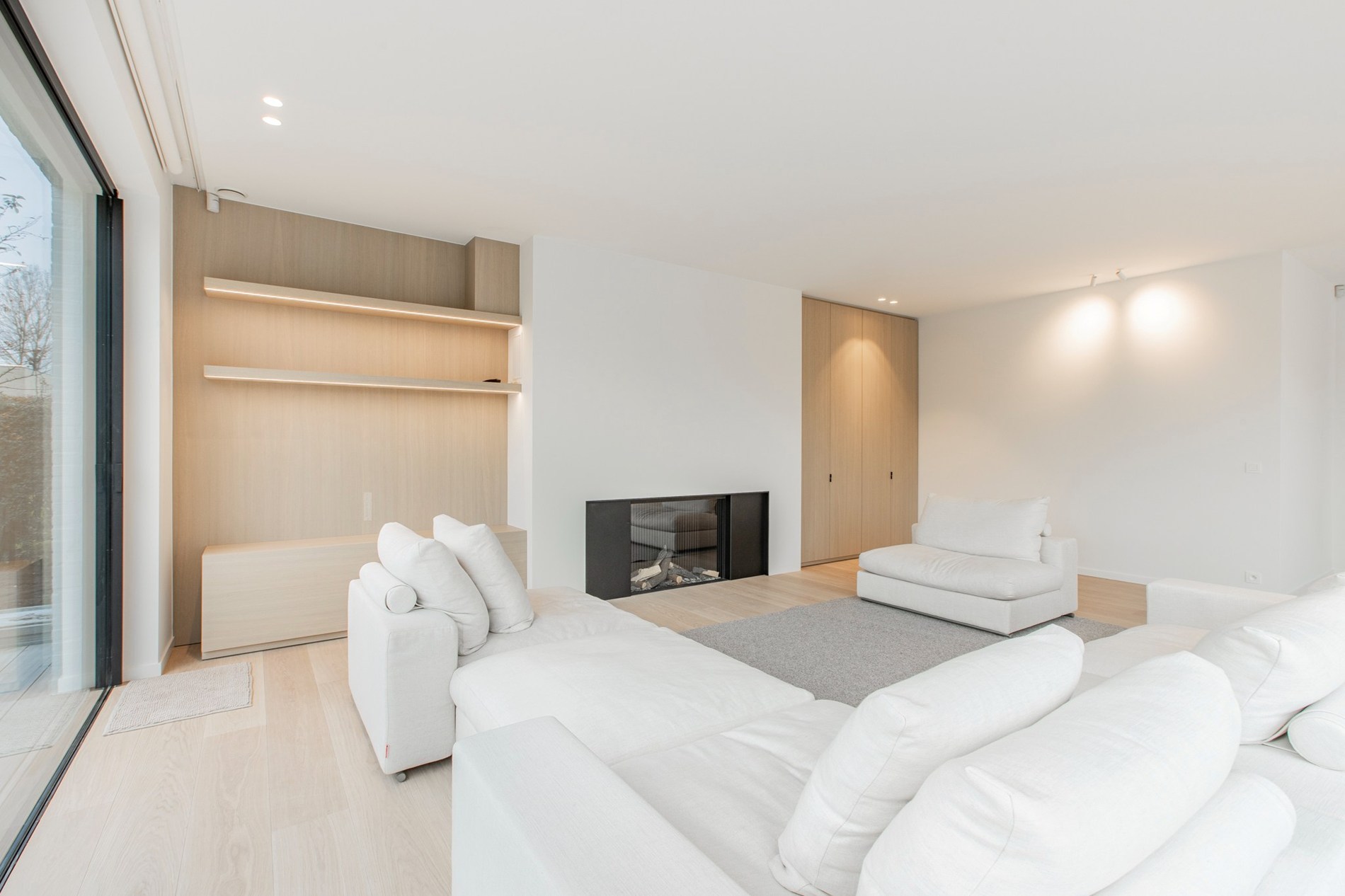 À LOUER : Villa de construction récente et élégante de 2021 alliant confort contemporain et grands volumes de vie, située dans un emplacement exceptionnel à proximité du centre de Knokke-Heist. 