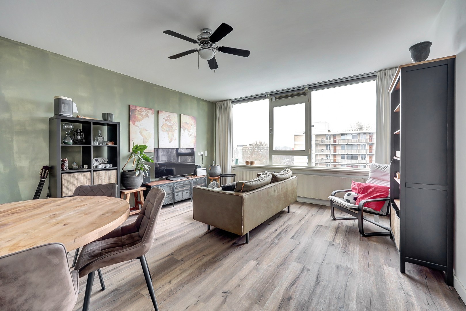 Instapklaar 2-kamer appartement op de 6e verdieping met moderne keuken en badkamer, balkon, berging in de onderbouw en gelegen op eigen grond. 