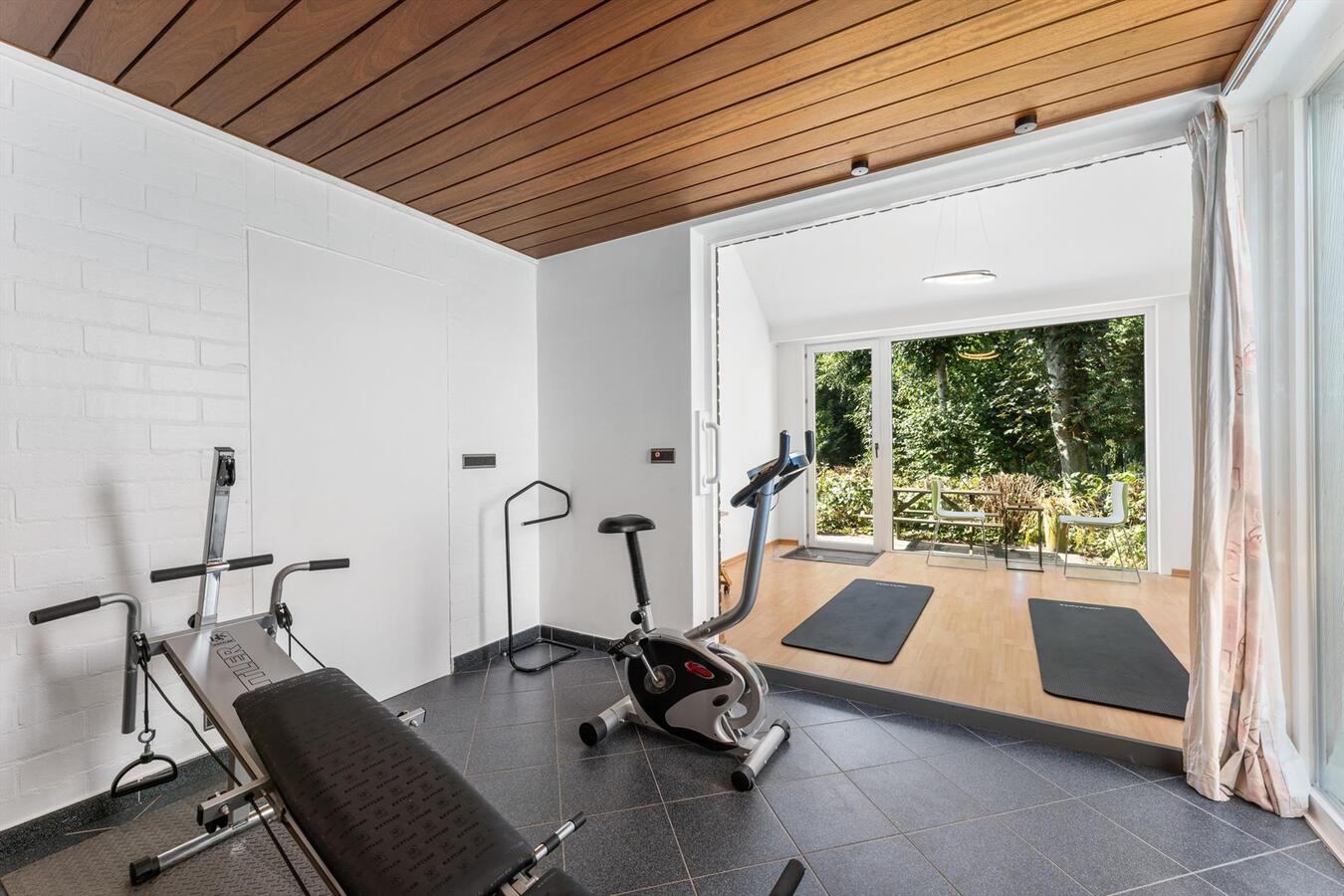 Zéér rustig gelegen woning met 5 slaapkamers en kantoorruimte te Kortemark 