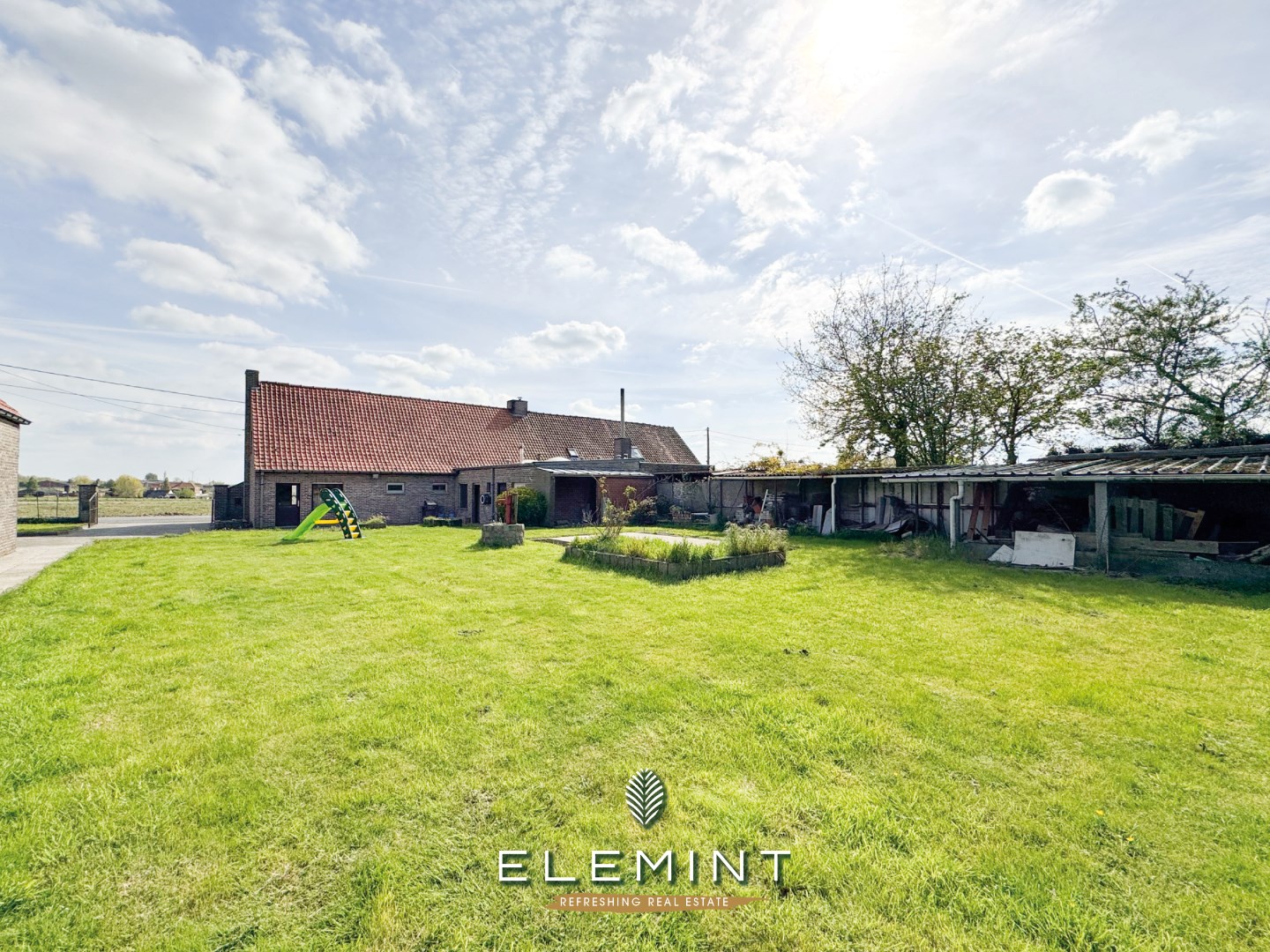 Landelijk gelegen woning met garage op 946m² 