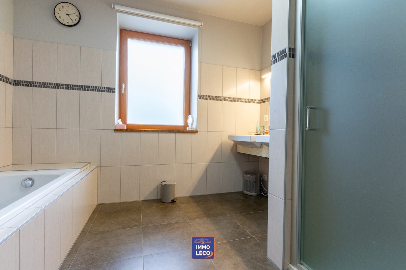 Villa "Semi Plain-Pied" érigée sur 1251m², double garage, parking 7 voitures, COUP DE COEUR ABSOLU ! 